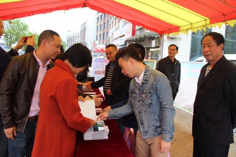 4月23日,荷塘分局在仙庾镇黄塘村集市举办世界地球日主题活动 (1).JPG