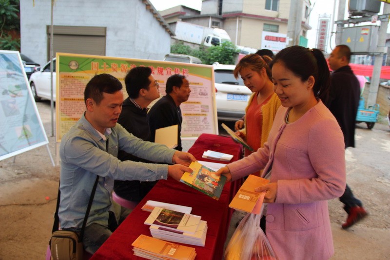 4月23日,荷塘分局在仙庾镇黄塘村集市举办世界地球日主题活动 (5).JPG