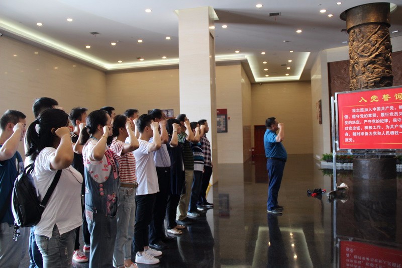 2018.7.21 荷塘分局组织全体党员赴怀化芷江开展缅怀革命先烈、传承革命精神的主题党日活动 (4).JPG