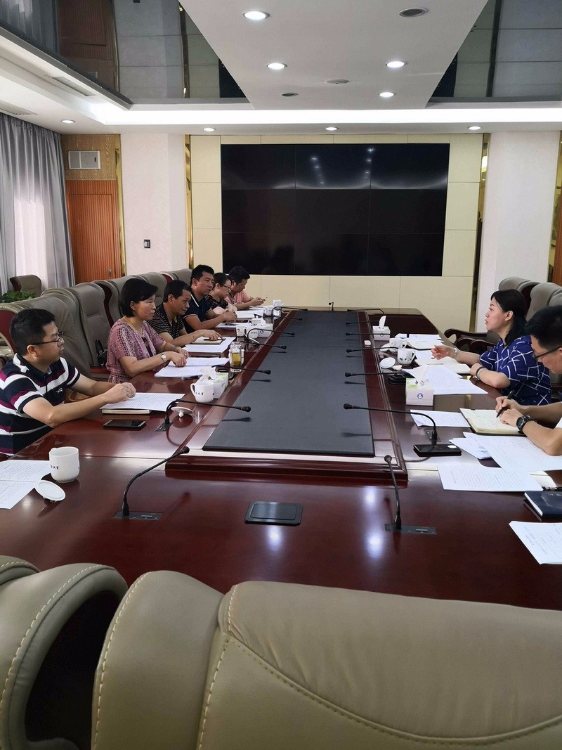 市国土资源局党组成员、总规划师巫智敏一行来到我县督察不动产登记工作1