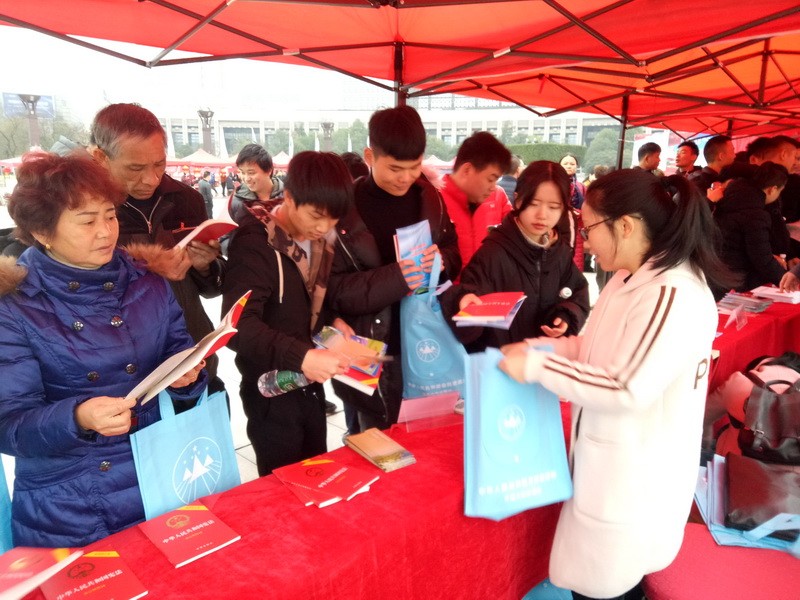 我局积极参与株洲市2018年度国家宪法日暨宪法宣传周活动启动仪式1