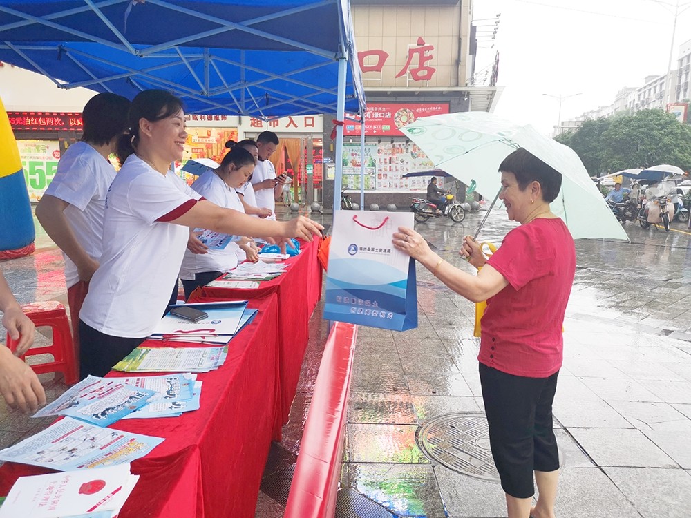 渌口区局:开展第30个全国“土地日”宣传活动1